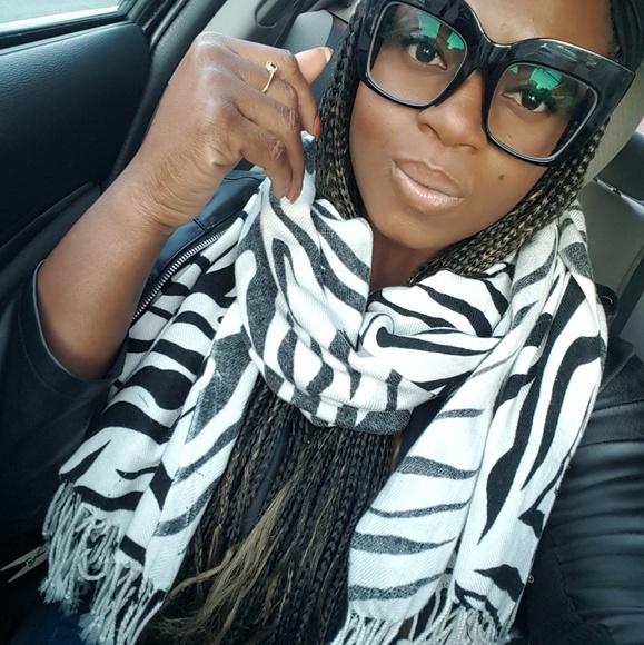 Zebra-Patterned Scarf - Picture 3 of 3